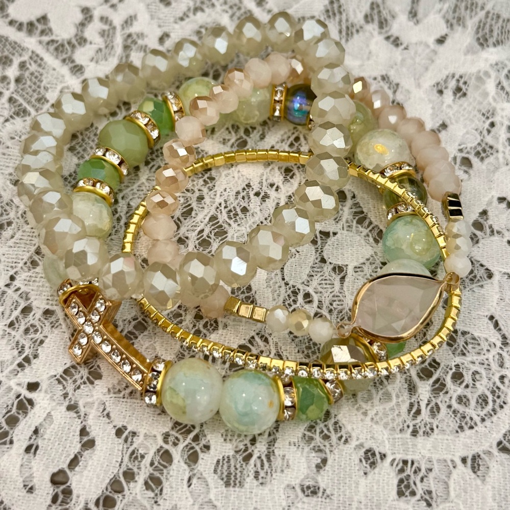 Elegant Gold and Green Beaded Bracelet Set (4)